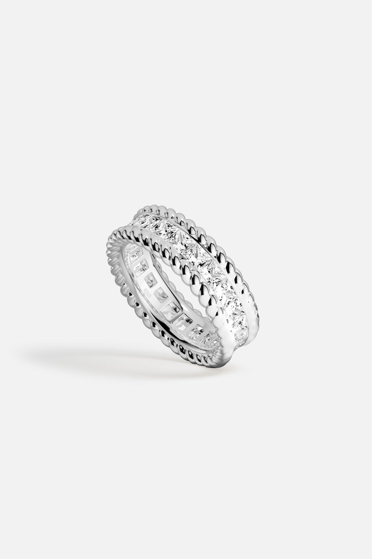 APM Ring in rhodium finish, a luminous band framed with delicate twisted edges.