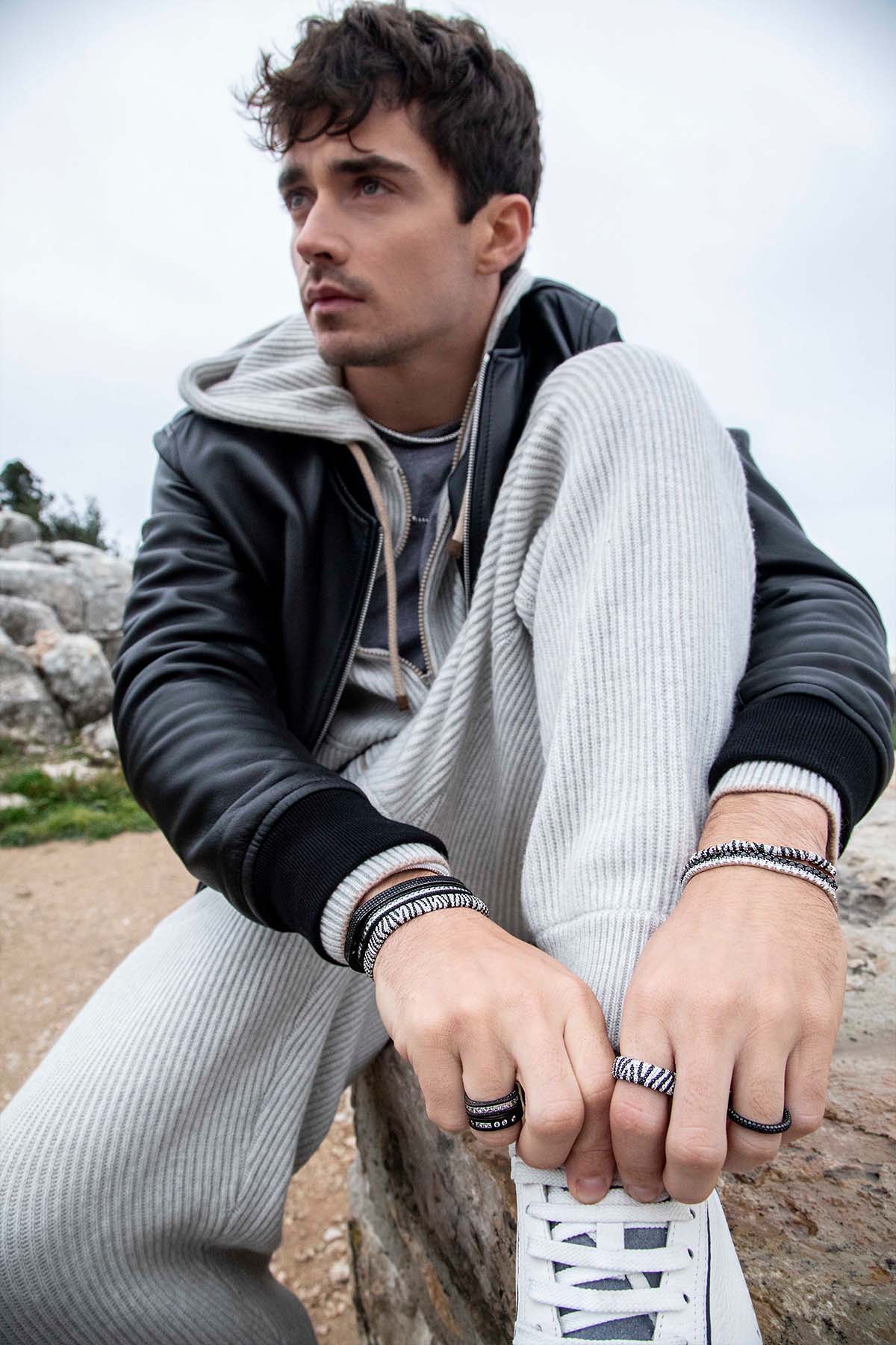 Bracelets APM Monaco zebra bangle with black and white striped pattern and metallic finish.