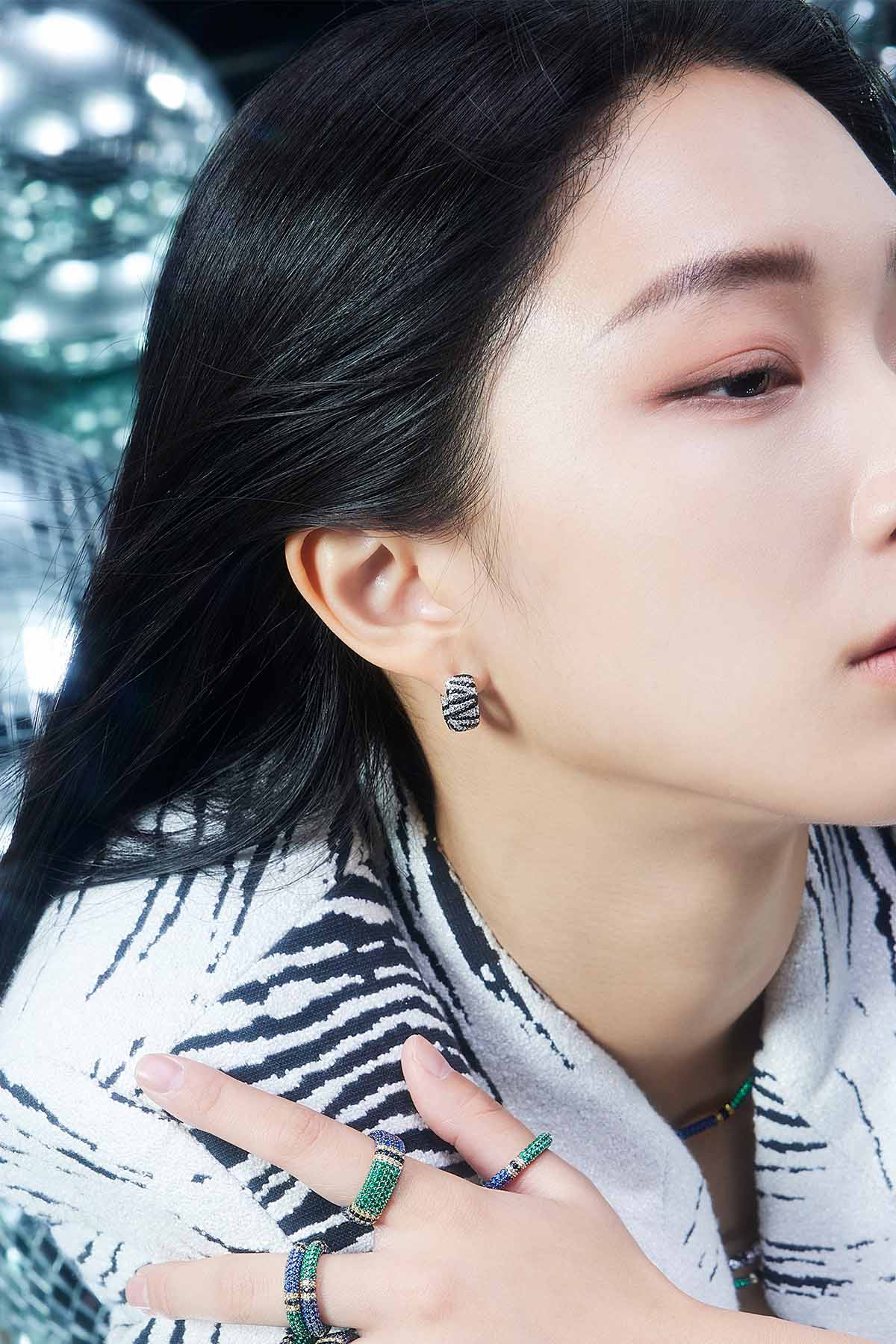 Earrings APM Monaco: zebra-print hoop earrings in black and white stripes.