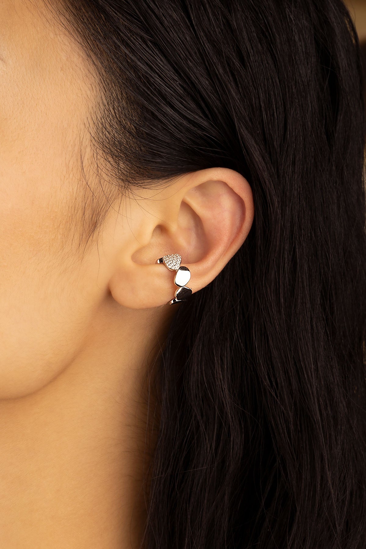 Earrings APM Monaco: white cuff-style ear cuff with a heart-shaped diamond stud.
