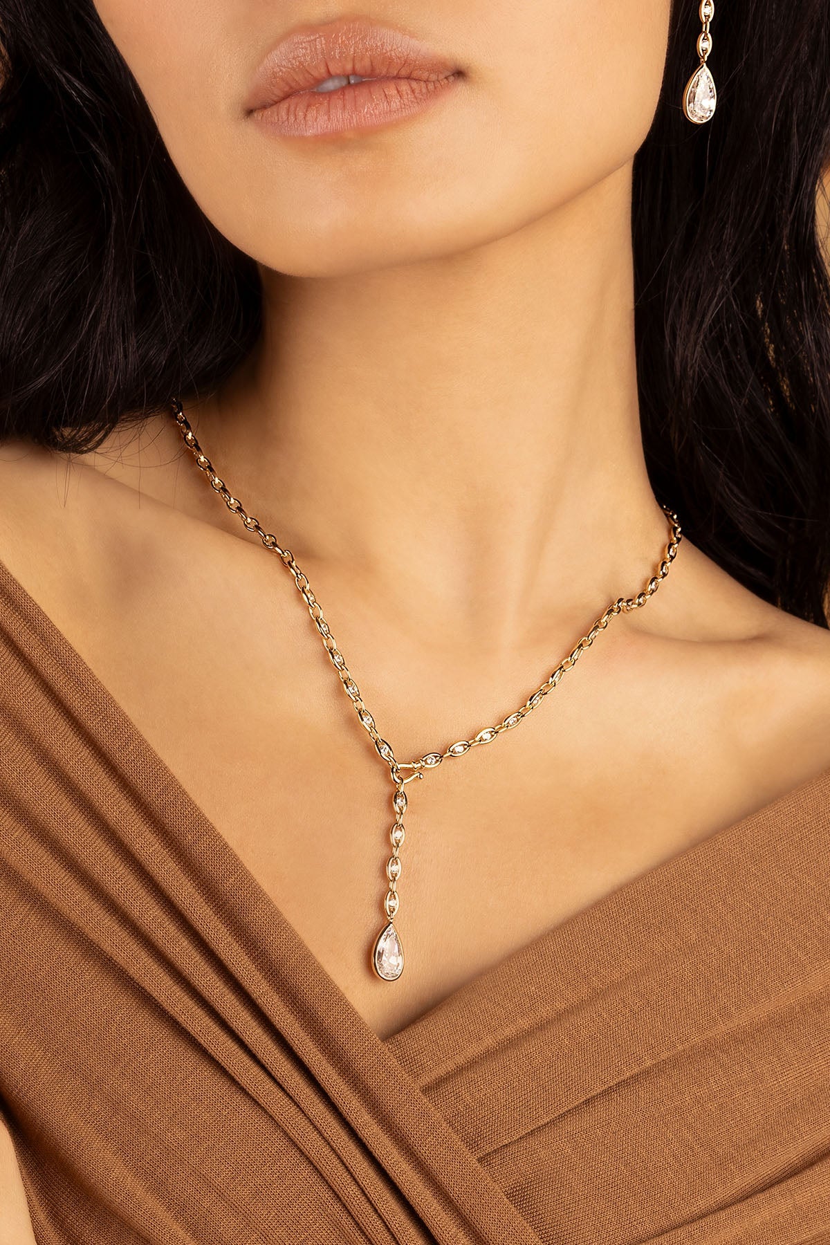 Necklaces APM Monaco – yellow-gold adjustable Y-drop chain with a teardrop gemstone centerpiece.