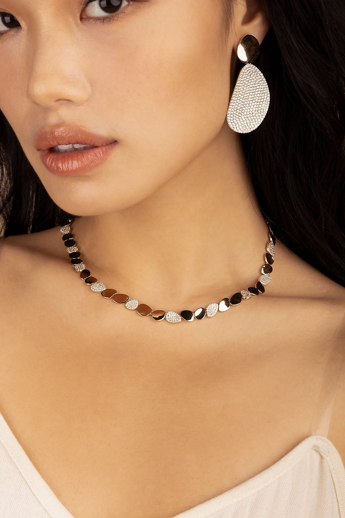 Necklaces APM Monaco galet choker with pebble-link design; visible matching earrings.