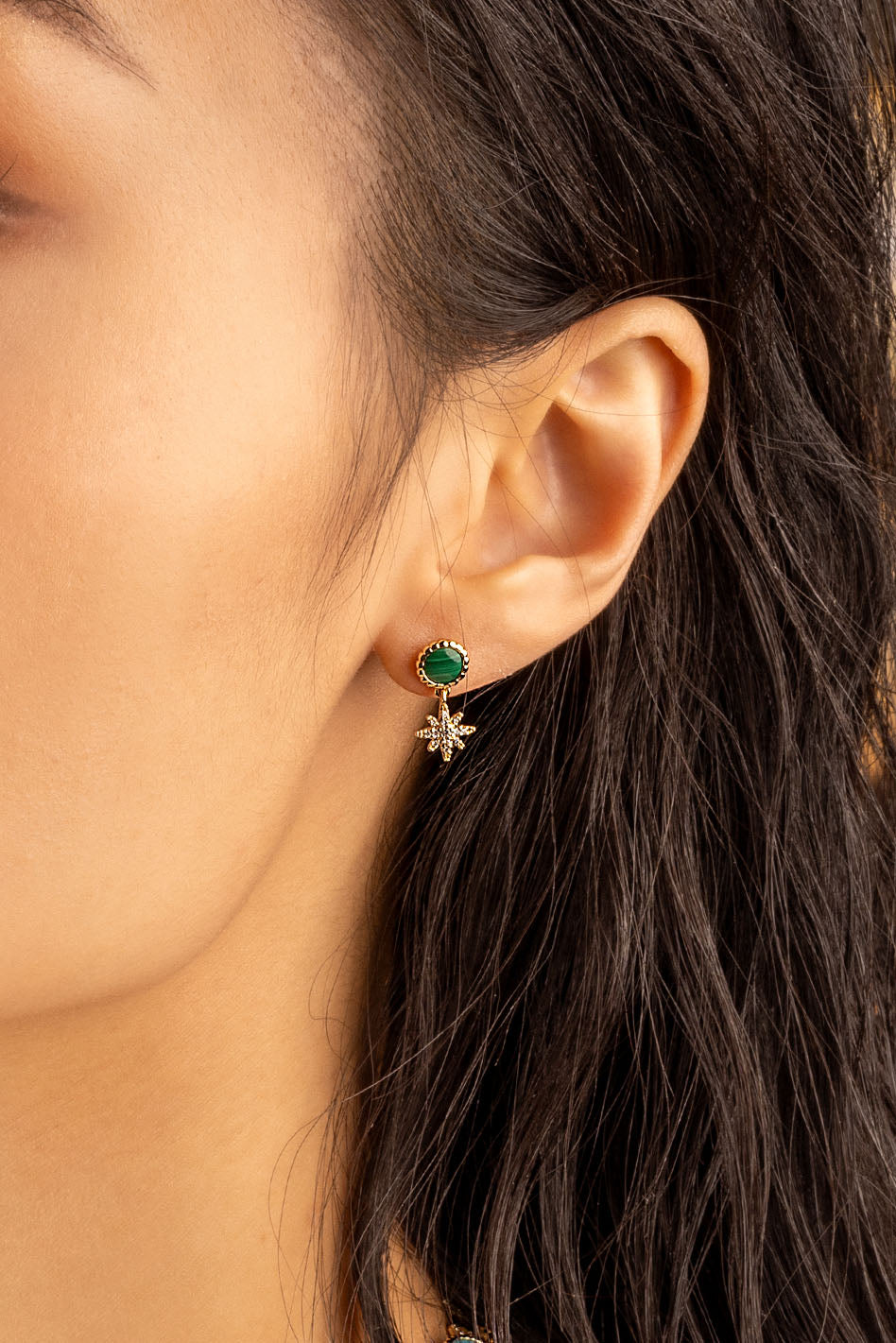 Earrings APM Monaco malachite meteorites with a gold star motif in yellow gold.