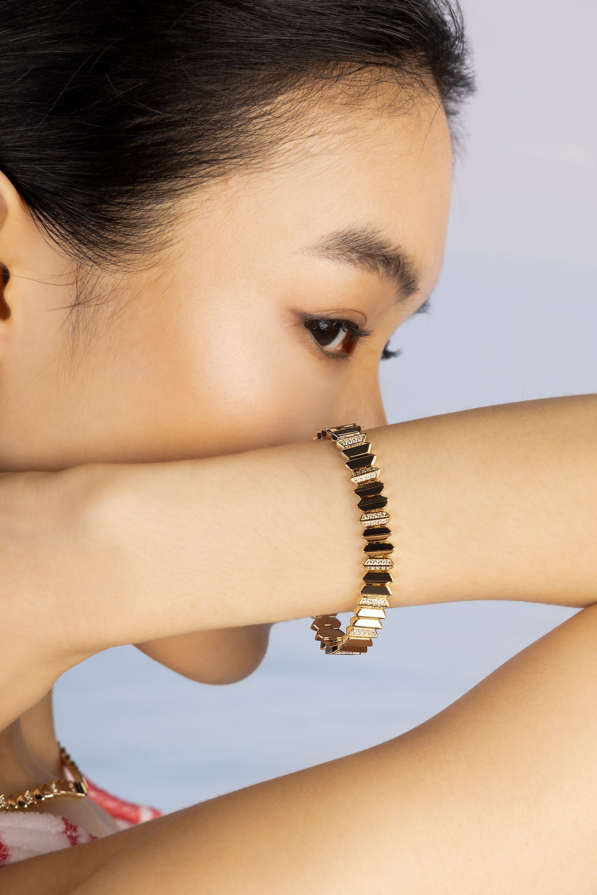 02-YB5840OX-APM-Monaco-Bracelet-Worn