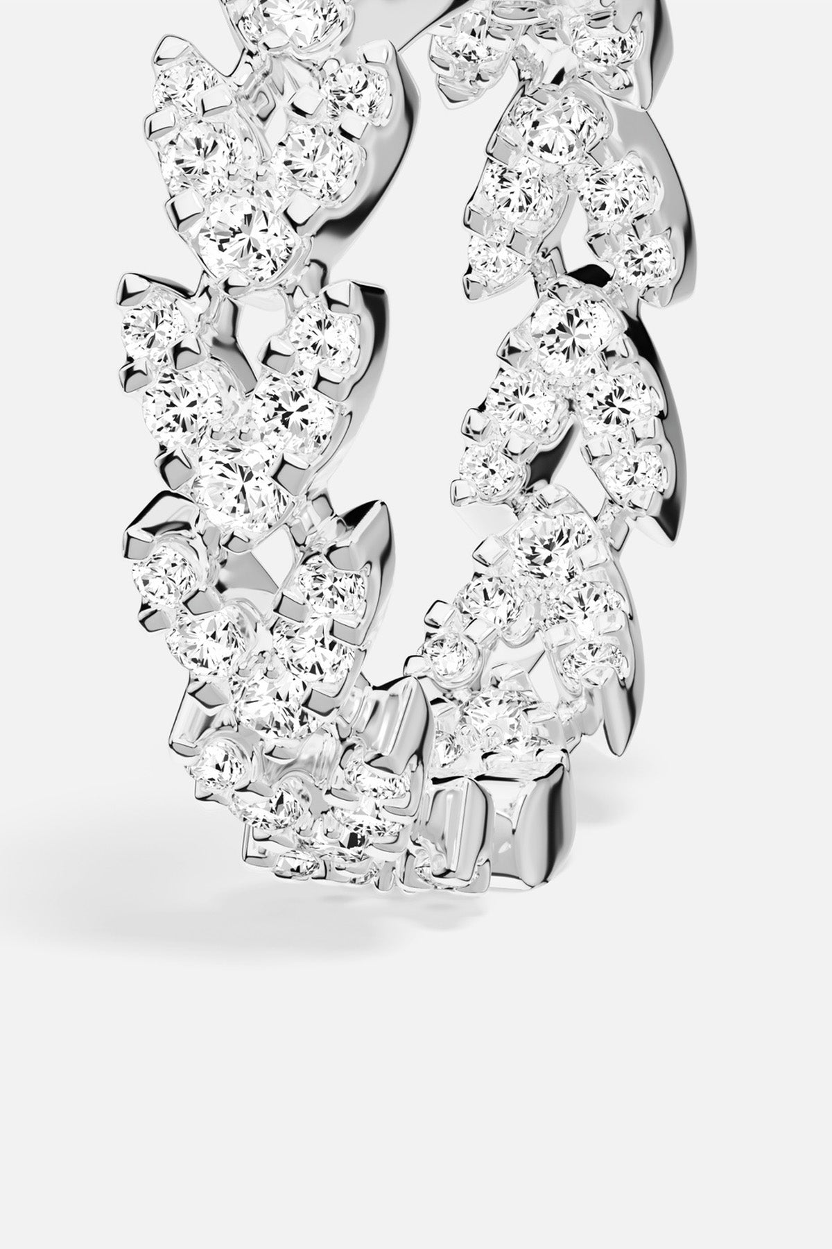 APM Chain Ring, a sparkling twist of light and modern elegance.