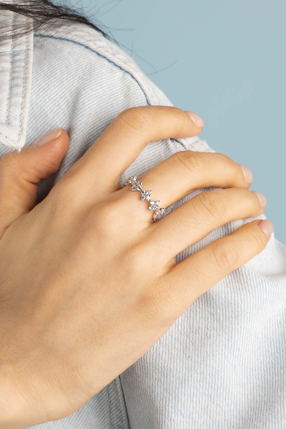 Rings APM Monaco white ring with pavé star-shaped stones.