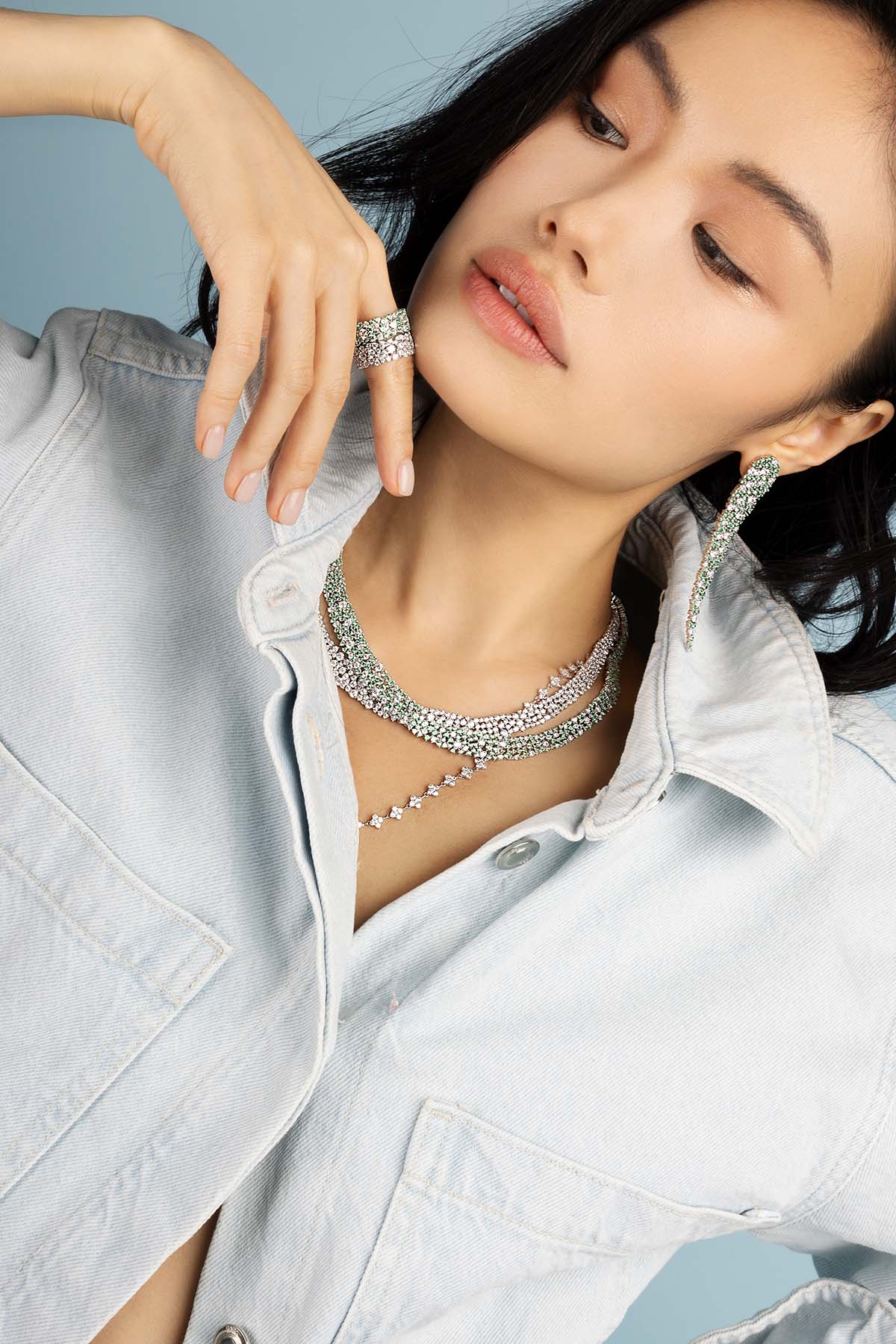 Ring APM Monaco: silver band with a pastel-green drop gemstone.