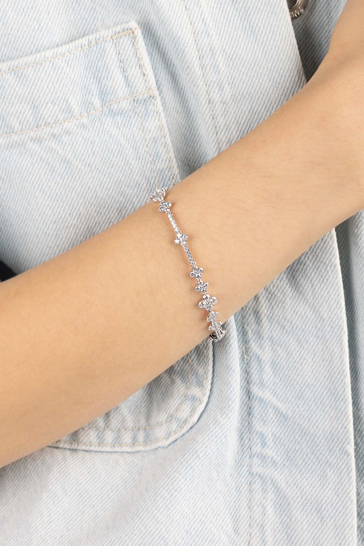 Bracelets APM Monaco, silver flower bracelet with petal motifs; a delicate, light-tone jewelry piece suitable for everyday wear.