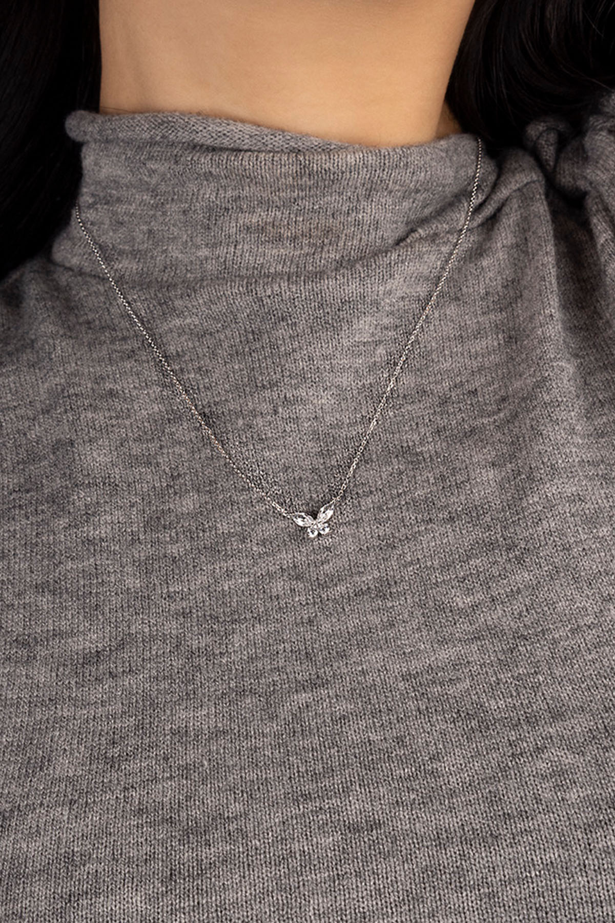 Necklaces APM Monaco, color tone: White, butterfly pendant on a delicate chain.