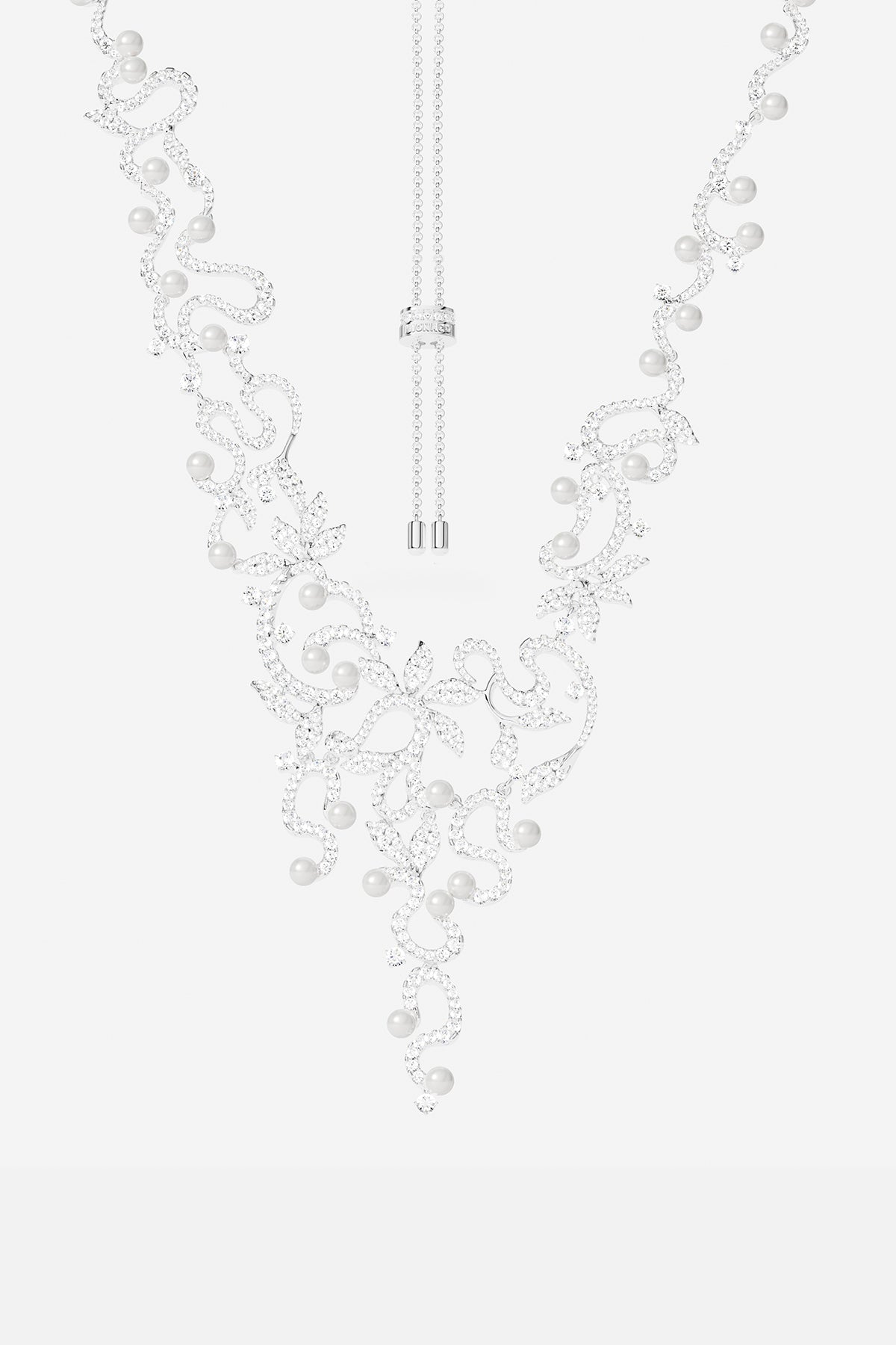 Necklaces APM Monaco: adjustable silver-tone necklace with a flower-shaped pendant in filigree and imitation white pearls.