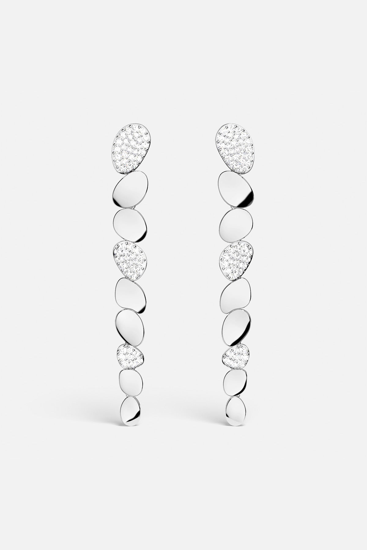 Earrings APM Monaco: white pebble-link drop earrings in sterling silver with pavé accents; contemporary and elegant design.