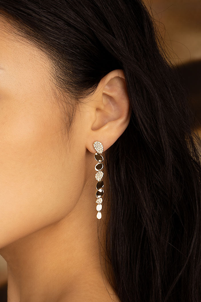 Earrings APM Monaco Galet drop with white and black stones.